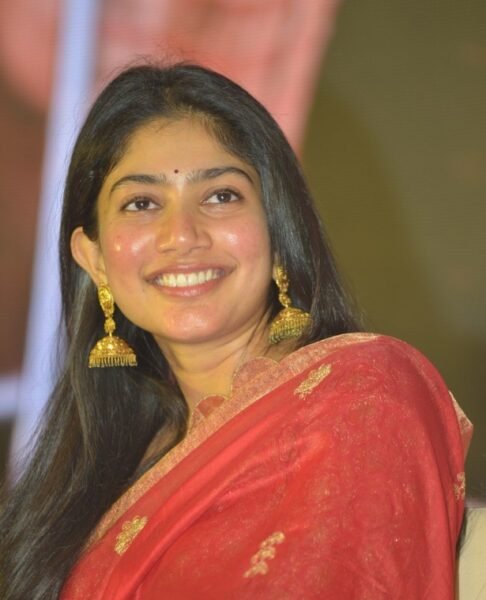 Sai Pallavi's Mesmerizing Dance on Aishwarya Rai's "Barso Re Megha" Goes Viral – Thousands Applaud!