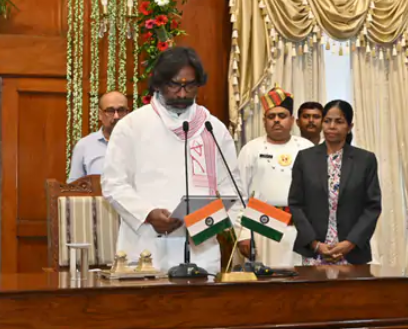 Historic Moment: Hemant Soren Becomes Jharkhand CM for Third Time – Sworn in at Same Raj Bhavan Where He Was Arrested 156 Days Ago!