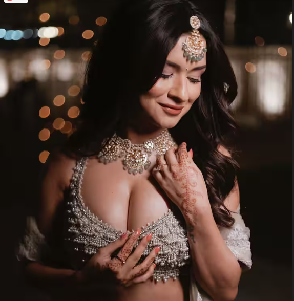 Avneet Kaur Sets the Internet Ablaze in Bold Deep-Neck Look – Fans Can’t Stop Staring!