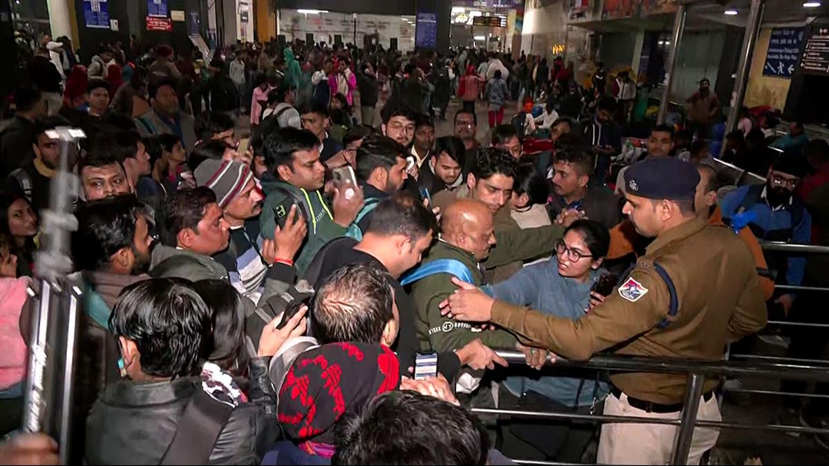 New Delhi Stampede: 18 Dead, Govt Denied for 3 Hours!